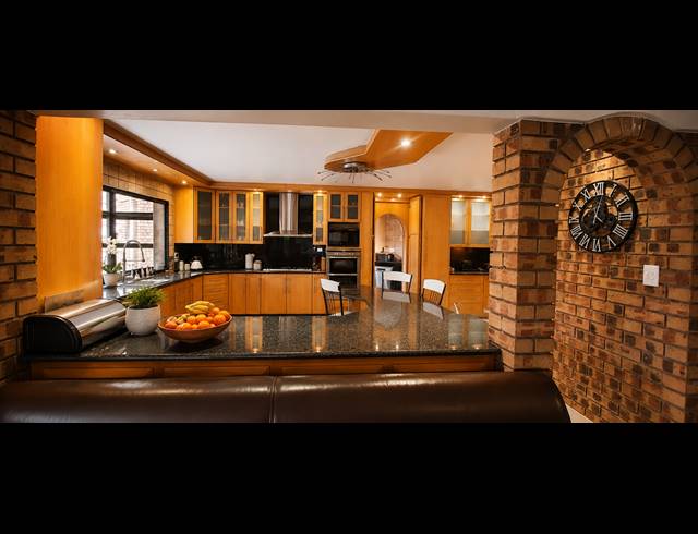 6 BEDROOM HOUSE FOR SALE IN SUNWARD PARK